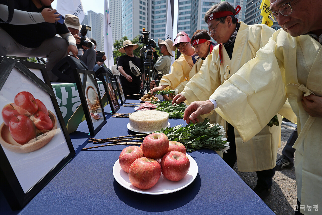 28일 오후 서울 용산 대통령실 앞에서 국민과함께하는농민의길·한국농축산연합회·한국종합농업단체협의회·축산관련단체협의회 공동 주최로 열린 ‘한-미 상호관세 협상 농축산물 개방 반대 전국농축산인 결의대회’에서 상복을 입은 농민단체 대표자들이 