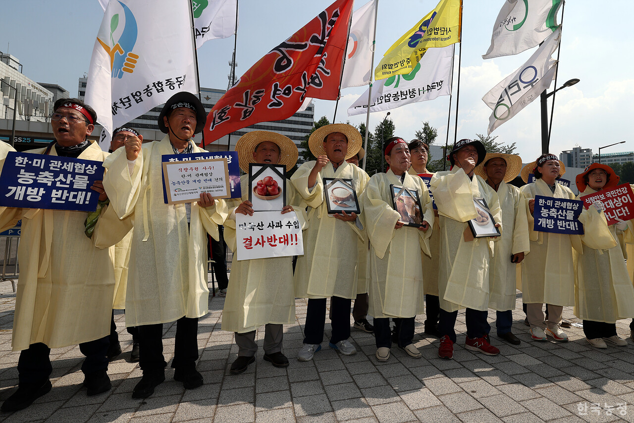28일 오후 서울 용산 대통령실 앞에서 국민과함께하는농민의길·한국농축산연합회·한국종합농업단체협의회·축산관련단체협의회 공동 주최로 열린 ‘한-미 상호관세 협상 농축산물 개방 반대 전국농축산인 결의대회’에서 상복을 입은 농민단체 대표자들이 