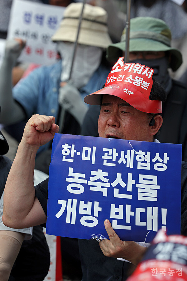 28일 오후 서울 용산 대통령실 앞에서 국민과함께하는농민의길·한국농축산연합회·한국종합농업단체협의회·축산관련단체협의회 공동 주최로 열린 ‘한-미 상호관세 협상 농축산물 개방 반대 전국농축산인 결의대회’에서 전국에서 모인 농민들이 "관세 협상에서 더 이상의 양보와 추가 개방은 안 된다"며 농축산물 개방 반대를 외치고 있다. 한승호 기자