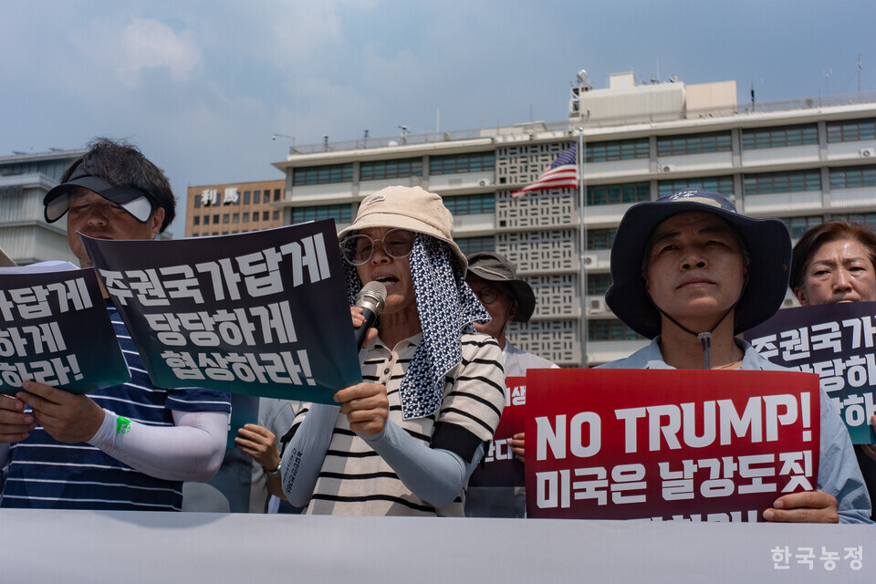 29일 국민과함께하는농민의길이 주최 ‘농업수탈·국민건강 위협 미국 규탄 농민 기자회견’에서 오순이 전국여성농민회총연합 광주전남연합 사무처장이 기자회견문을 낭독하고 있다.
