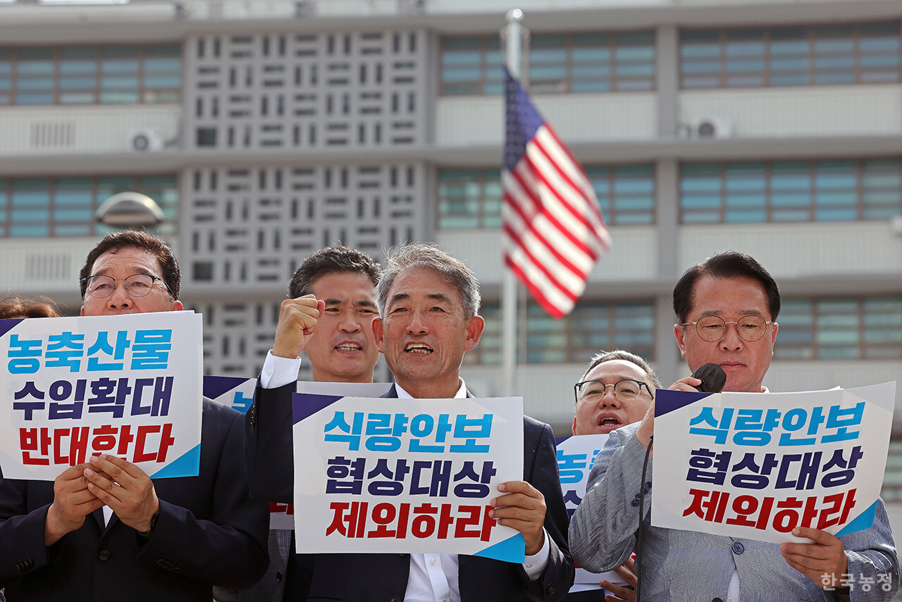 미국이 정한 상호관세 유예 기한(8월 1일)이 이틀 앞으로 다가온 가운데 30일 오전 서울 광화문 주한미국대사관 앞에서 더불어민주당 의원들이 '미국정부의 농축산물 시장개방 확대요구 반대 기자회견'을 하고 있다.