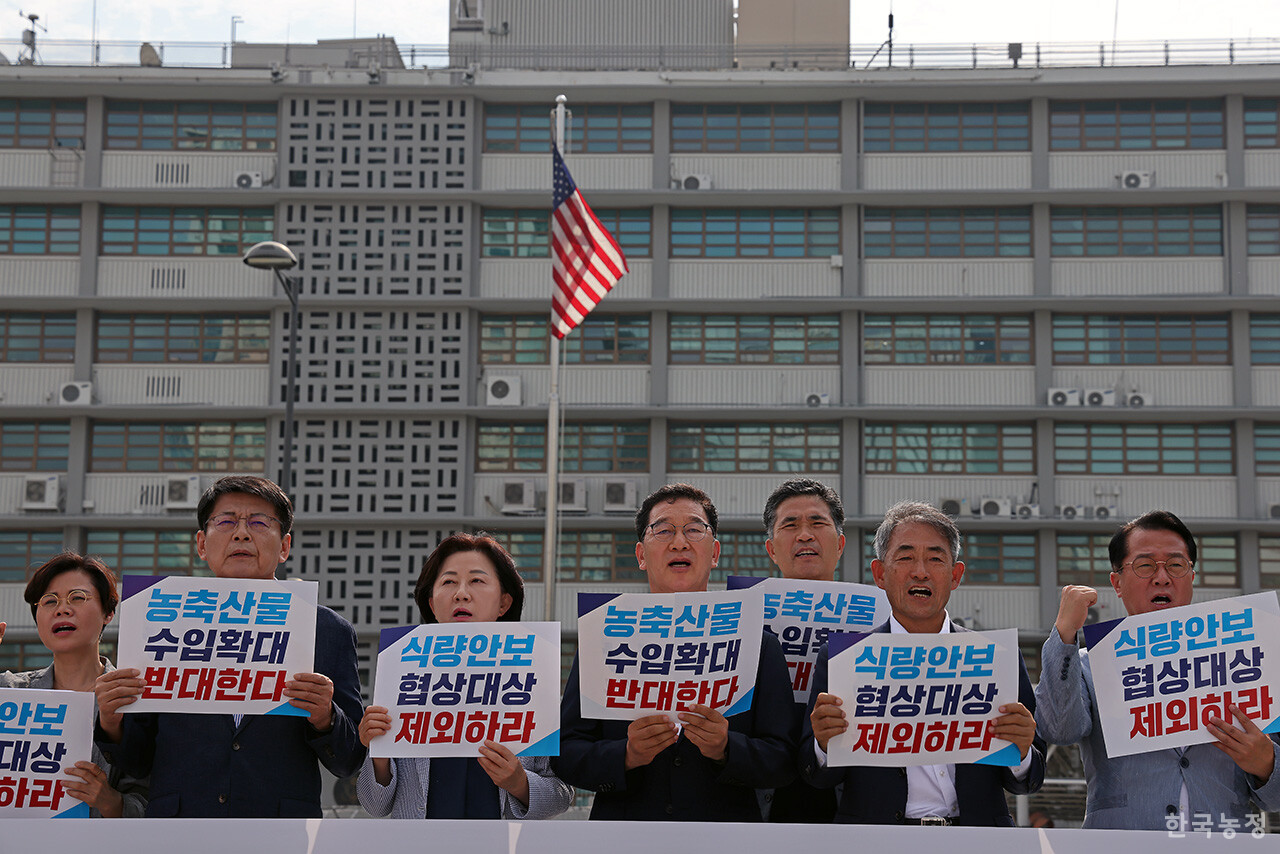 미국이 정한 상호관세 유예 기한(8월 1일)이 이틀 앞으로 다가온 가운데 30일 오전 서울 광화문 주한미국대사관 앞에서 더불어민주당 의원들이 '미국정부의 농축산물 시장개방 확대요구 반대 기자회견'을 하고 있다.