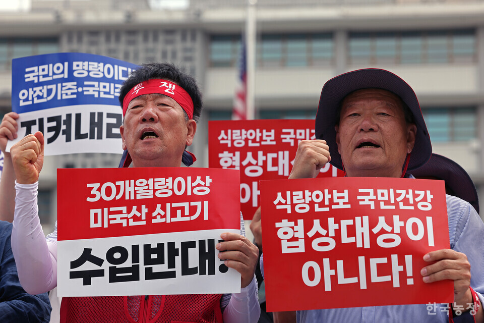 30일 전국한우협회가 개최한 ‘30개월령 이상 소고기 수입 개방 반대 한우농가 기자회견’에서 민경천 전국한우협회장(왼쪽)·하원오 국민과함께하는농민의길 상임대표가 구호를 제창하고 있다. 한승호 기자