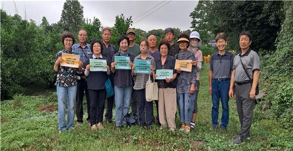 제주 지역 생산자들이  친환경 임차농 보호 대책 마련 촉구 서명 참여 인증샷을 촬영하고 있다. 한살림연합 제공