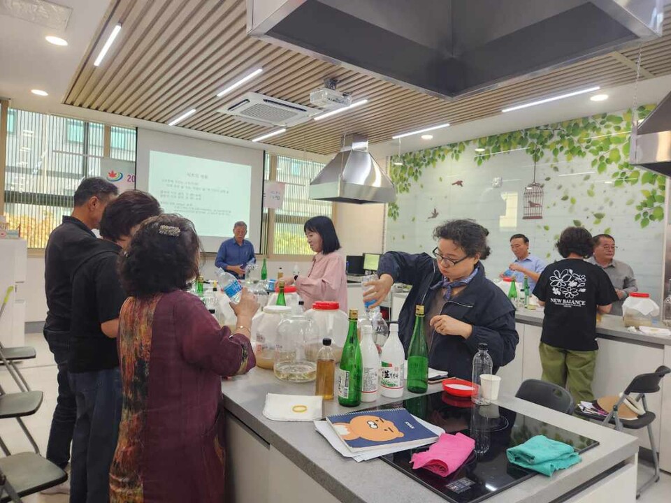 정읍시농업기술센터가 지난 29일 ‘슬기로운 발효생활-식초와 전통주 클래스’를 개강했다. 정읍시 제공
