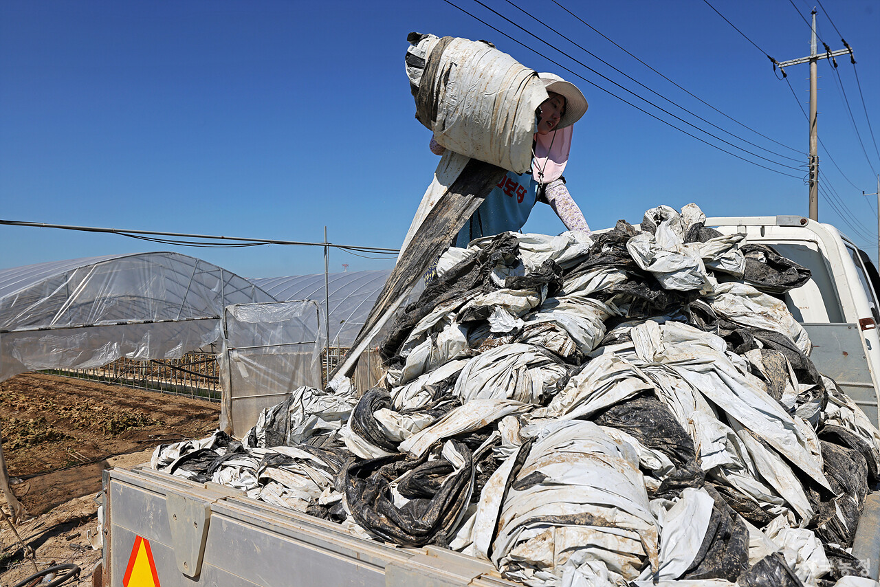 한 시민이 수거한 폐비닐을 트럭에 싣고 있다.