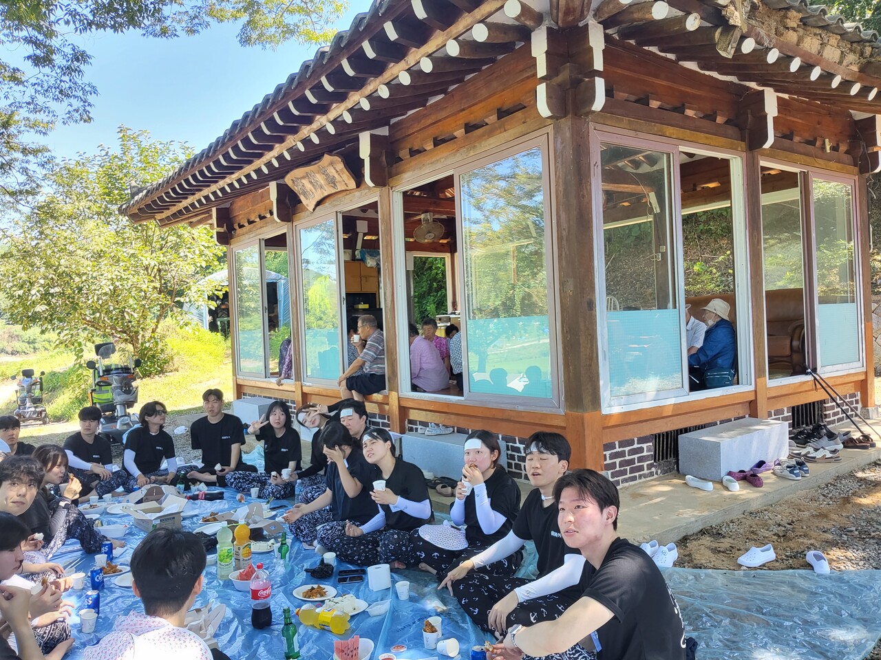 전북 순창군 풍산면 용내마을에 농민학생연대활동을 온 한국외국어대 학생들이 작업 직후 새참을 먹고 있다. 순창 구준회씨 제공