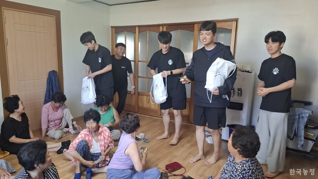 지난달 29일 전북 순창군 금과면 방축리 마을회관에서 한국외국어대학교 농활대원들이 마을 주민들에게 간식을 나눠주며 농활대 소개를 하고 있다.