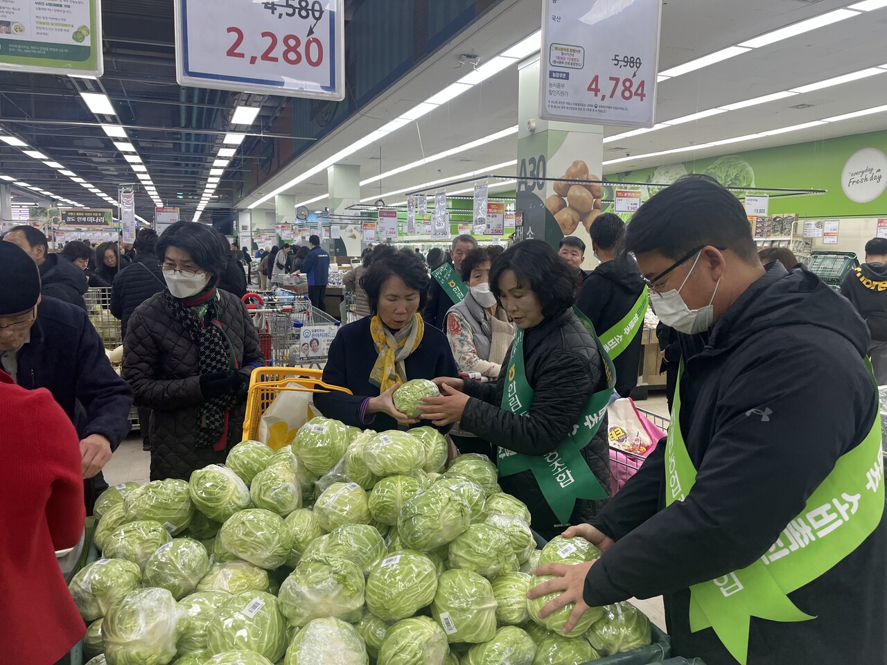 제주 한림농협은 지난해 12월 서울 지역 하나로마트를 순회하며 한림농협의 전략 작물 ‘달코미' 양배추 홍보에 나섰다. 한림농협 제공