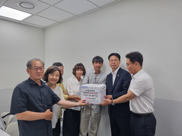 친환경농민·소비자단체 대표자들이 농림축산식품부에 생산자·소비자 1만2000여명의 서명을 전달했다. 왼쪽부터 이완용 두레생산자회장, 권옥자 한살림연합 상임대표, 김상기 한국친환경농업협회장, 황홍순 두레생협연합회장, 나기창 한살림생산자연합회 부회장, 강형석 농림축산식품부 차관, 임영조 농림축산식품부 친환경농업과장. 한살림연합 제공