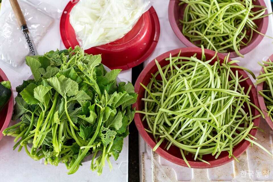 손질해서 약간 비싸게 파는 호박잎과 고구마줄기는 젊은 사람들에게 인기가 있다. 사진 류관희 작가