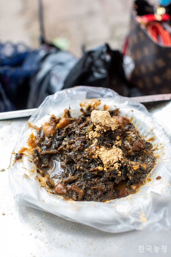 콩가루 얹어 먹는 충남만이 무릇장아찌