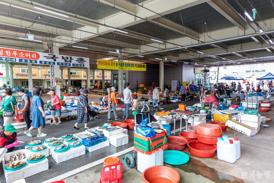 어물전 옆으로 국밥촌 거리가 있다. 사진 류관희 작가