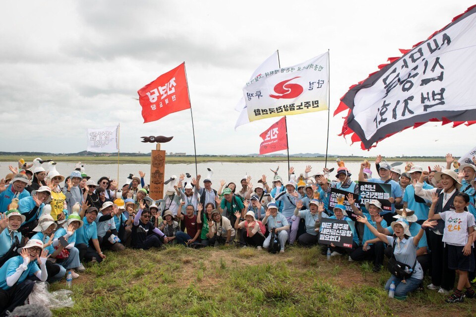 수라갯벌에 큰뒷부리도요를 상징하는 ‘쿠아카 솟대'를 세운 ‘새, 사람 행진단’. 새만금신공항백지화공동행동 제공