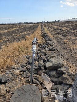 기후위기로 늘어나는 농업 생산비에 제주 농민들의 부담이 가중되고 있다. 사진은 제주시 한림읍 일원 밭에 설치된 농업용수 급수 시설. 김수나 기자