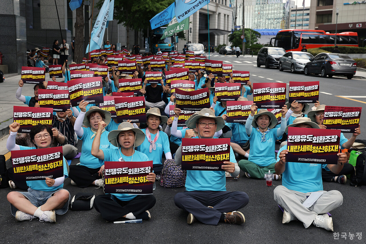 전국농민회총연맹과 전국여성농민회총연합 회원들이 광복 80주년이었던 지난 15일 서울 대한상공회의소 앞에서 열린 '미국의 먹거리 수탈 저지! 평화주권 실현! 전쟁 조장, 내란세력 청산! 2025 농민자주통일결의대회'에서 구호를 외치고 있다. 한승호 기자