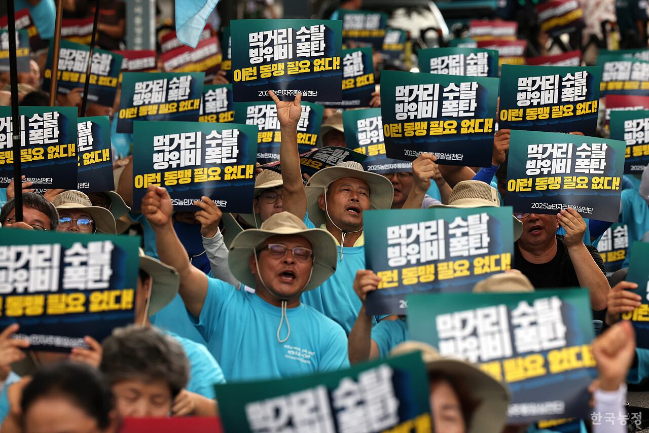 전국농민회총연맹과 전국여성농민회총연합 회원들이 광복 80주년이었던 지난 15일 서울 대한상공회의소 앞에서 열린 '미국의 먹거리 수탈 저지! 평화주권 실현! 전쟁 조장, 내란세력 청산! 2025 농민자주통일결의대회'에서 구호를 외치고 있다. 한승호 기자