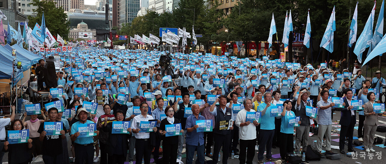 광복 80주년이었던 지난 15일 서울 숭례문 앞에서 열린 '광복 80년 평화 주권 역사정의 실현 8.15 범시민대회'에 참석한 농민, 노동자를 비롯한 수많은 시민들이 '평화 주권 역사정의 실현'을 외치고 있다. 한승호 기자