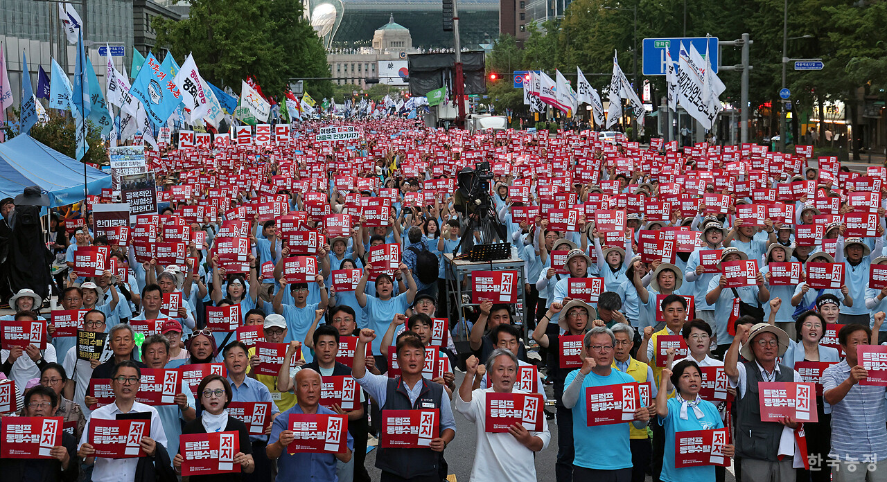 광복 80주년이었던 지난 15일 서울 숭례문 앞에서 열린 '광복 80년 평화 주권 역사정의 실현 8.15 범시민대회'에 참석한 농민, 노동자를 비롯한 수많은 시민들이 '트럼프 동맹수탈 저지'를 외치고 있다. 한승호 기자