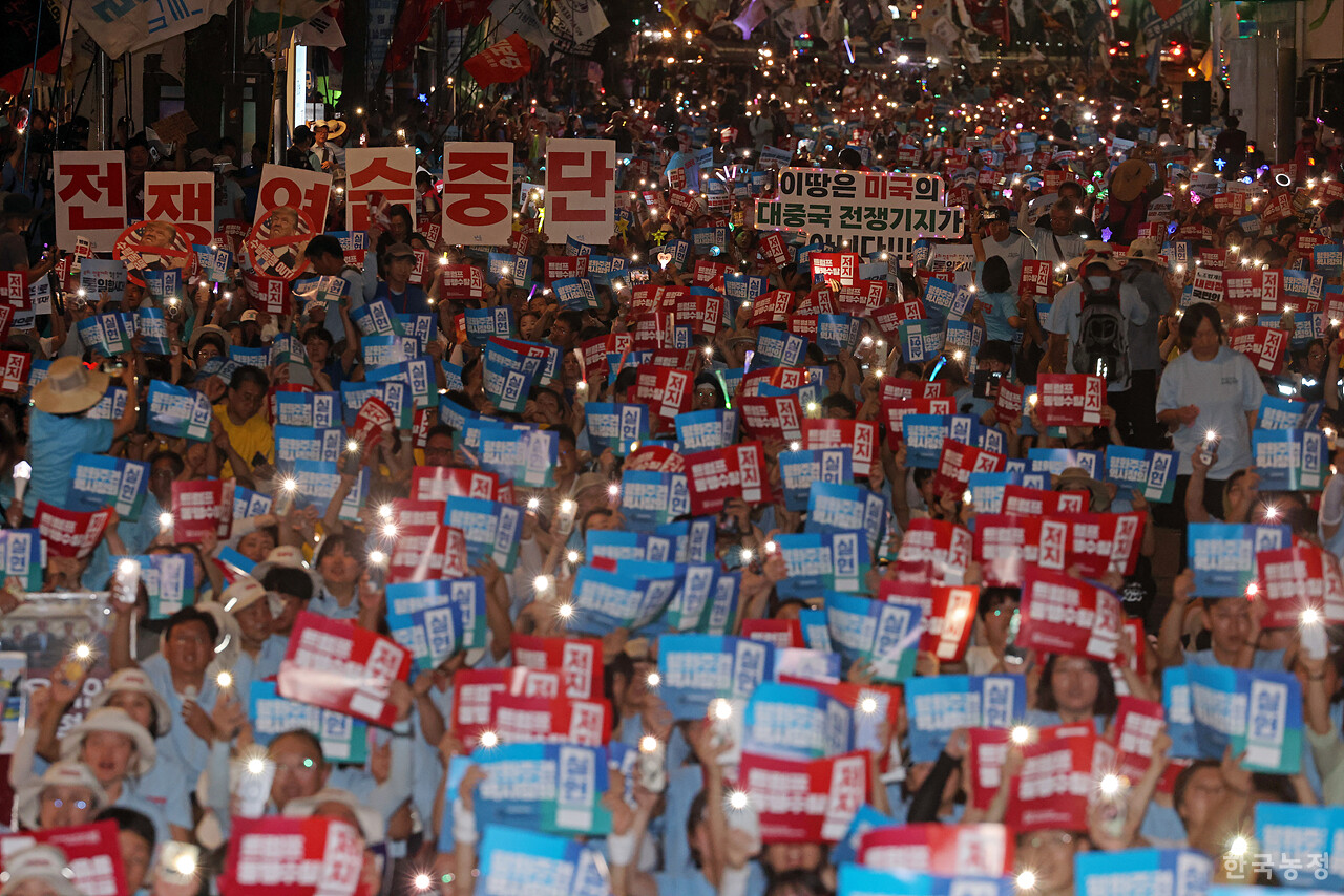 광복 80주년이었던 지난 15일 서울 숭례문 앞에서 열린 '광복 80년 평화 주권 역사정의 실현 8.15 범시민대회'에 참석한 농민, 노동자를 비롯한 수많은 시민들이 '트럼프 동맹수탈 저지'를 외치고 있다. 한승호 기자