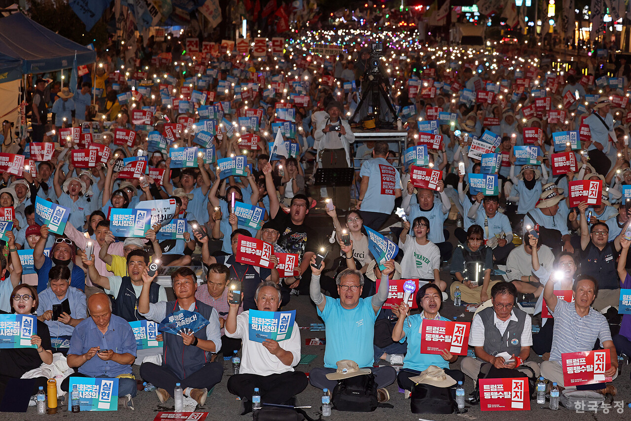 광복 80주년이었던 지난 15일 서울 숭례문 앞에서 열린 '광복 80년 평화 주권 역사정의 실현 8.15 범시민대회'에 참석한 농민, 노동자를 비롯한 수많은 시민들이 '평화 주권 역사정의 실현'을 외치고 있다. 한승호 기자
