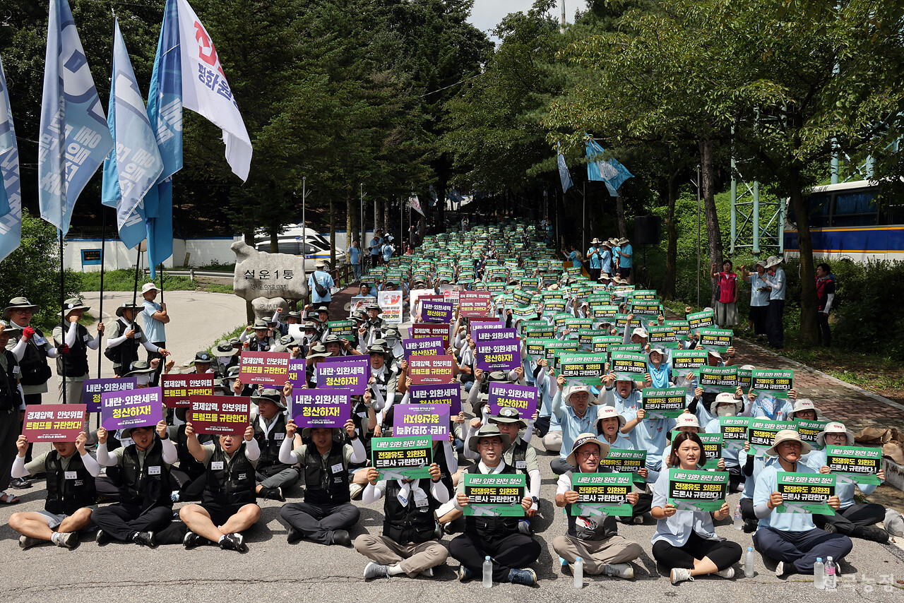 광복 80주년이었던 지난 15일 경기도 포천 드론작전사령부 앞에서 열린 '전쟁 유도 드론작전사령부 규탄대회'에서 2025 자주평화실천단에 참석한 농민, 노동자, 학생들이 '내란 외환 완전 청산'을 촉구하며 드론사를 규탄하고 있다. 한승호 기자