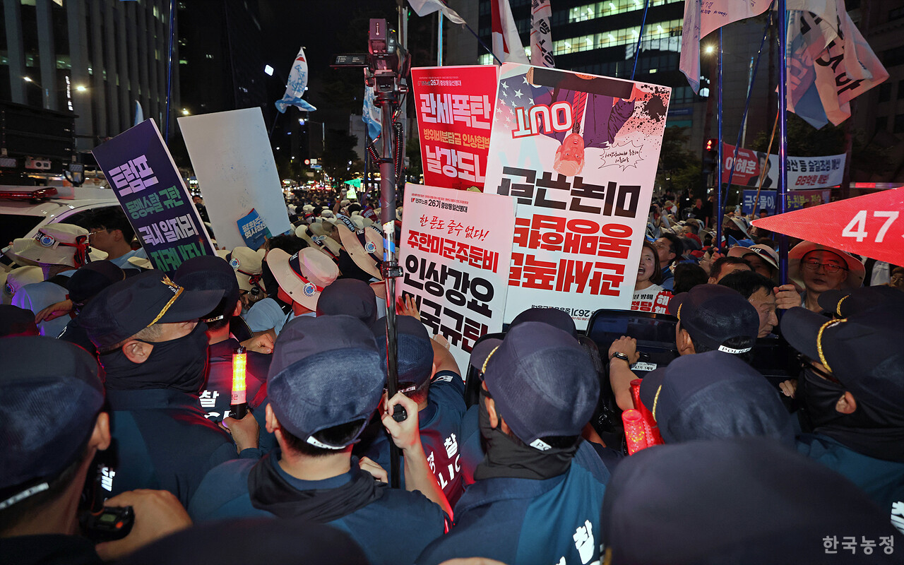광복 80주년이었던 지난 15일 서울 숭례문 앞에서 열린 '광복 80년 평화 주권 역사정의 실현 8.15 범시민대회'에 참석한 농민, 노동자를 비롯한 수많은 시민들이 광화문 동십자각 방향으로 행진하던 중 경찰이 차량을 이용해 행진을 방해하자 을지로입구 사거리에서 몸싸움을 벌이고 있다. 한승호 기자