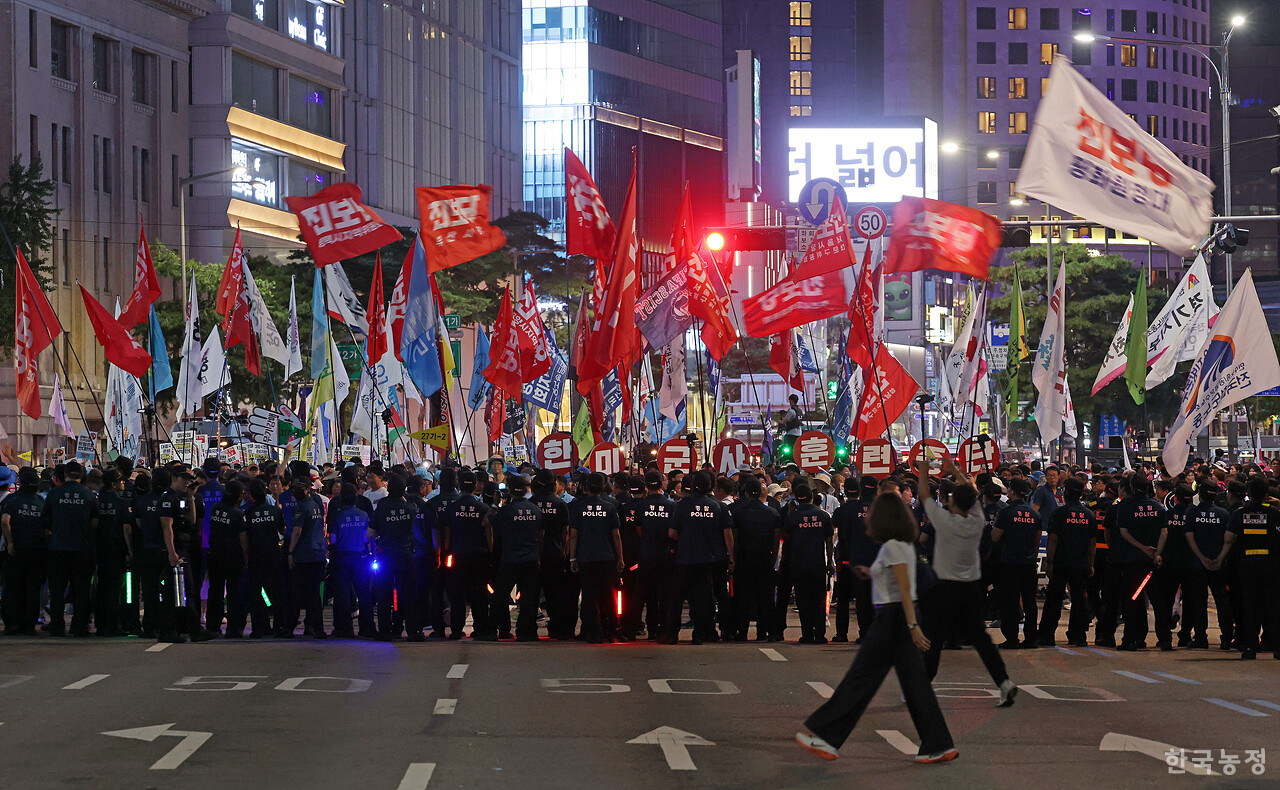 광복 80주년이었던 지난 15일 서울 숭례문 앞에서 열린 '광복 80년 평화 주권 역사정의 실현 8.15 범시민대회'에 참석한 농민, 노동자를 비롯한 수많은 시민들이 광화문 동십자각 방향으로 행진하자 경찰이 을지로입구 사거리에서 이들을 막고 있다. 한승호 기자