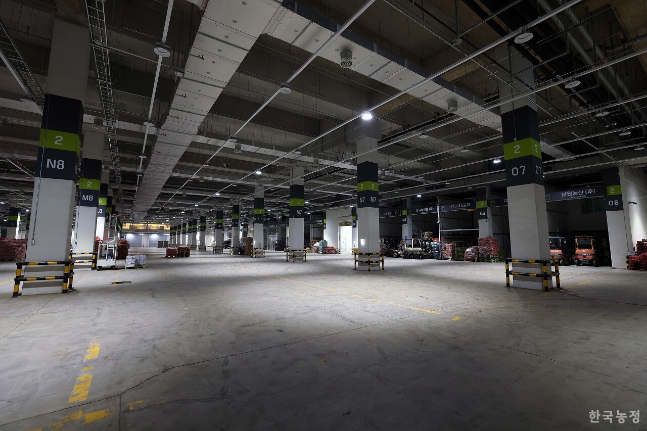가락동농수산물도매시장 개장일 탄력적 운영 2차 시범사업이 실시된 지난 2월 12일 서울 가락시장 채소2동 경매장이 텅 비어있다. 한승호 기자