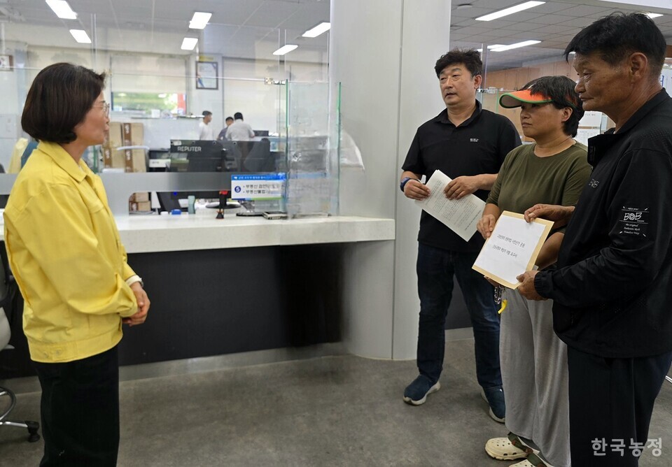 고창군농민회, 고창군여성농민회, 진보당 고창지역위원회가 지난 18일 고창군에 “관권개입 사전선거운동”을 비판하는 공동 기자회견 뒤 고창군청 민원실에 재발 방지책 등을 촉구하는 민원을 접수했다. 