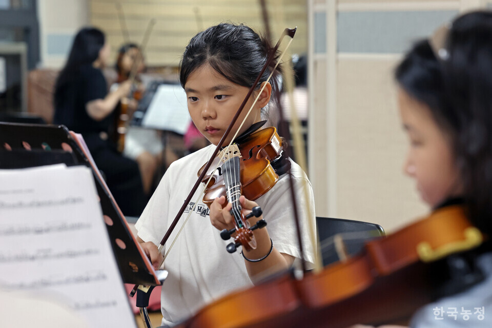 지난달 21일 충남 서천군 서천문예의전당 연습실에서 ‘서천청소년오케스트라’의 일원인 한 어린이가 악보를 보며 바이올린을 연주하고 있다. 한승호 기자