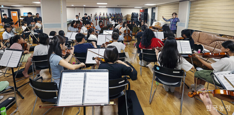 다양한 연령대의 아이들로 구성된 ‘서천청소년오케스트라' 단원들이 지난달 21일 충남 서천군 서천문예의전당 연습실에서 합주 연습을 하고 있다.