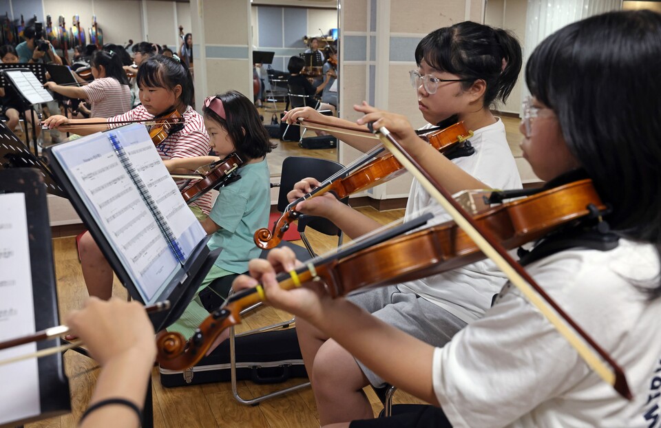'제3바이올린'을 맡은 저학년·저연령 아이들에겐 보다 쉬운 악보를 제작해 합주에 합류할 수 있도록 돕는다.