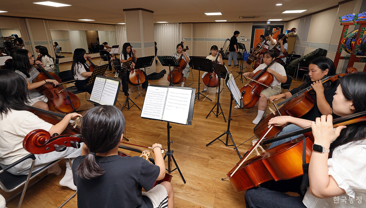 오케스트라 합주에 앞서 첼로 연주자들이 합주 연습을 하고 있다.