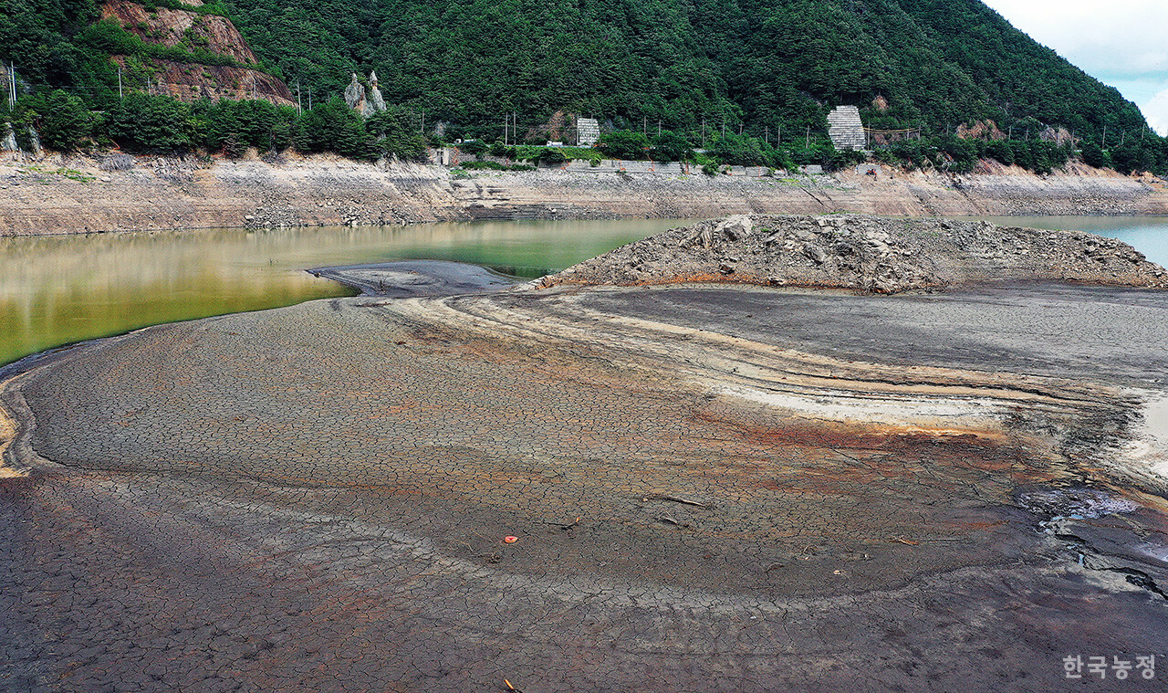 사상 최악의 가뭄으로 강원 강릉시에 재난사태가 선포된 가운데 지난 2일 강릉시 주요 수원지인 오봉저수지 바닥이 드러나 있다. 3일 현재 오봉저수지 저수율은 13.9%까지 하락했다. 한승호 기자