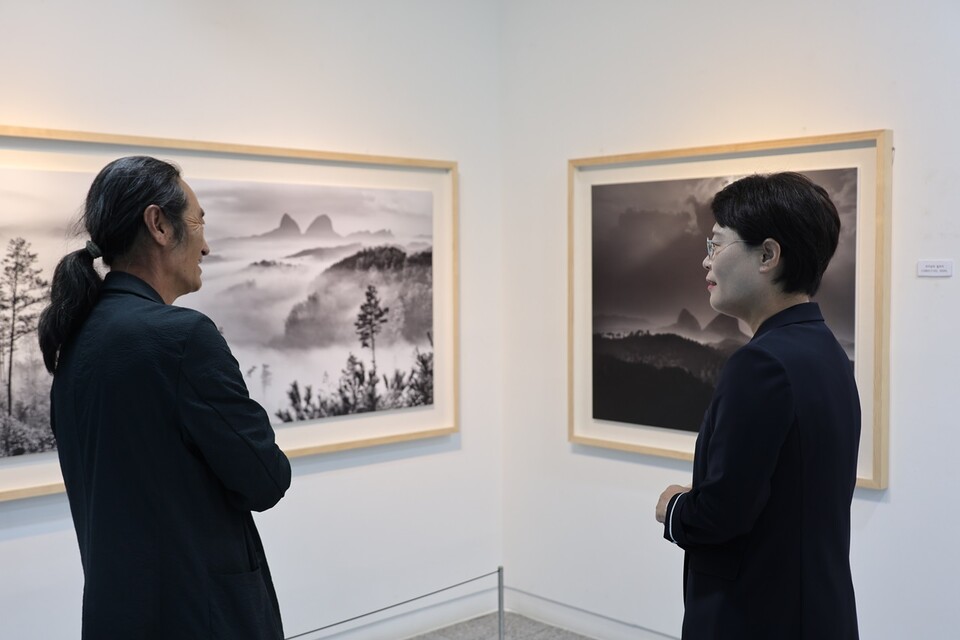 지난 3일 오후 전시회를 찾은 전종덕 의원(진보당, 국회 농해수위 위원)이 진보당 농민당원이기도 한 정 작가와 대화를 나누고 있다. 전종덕 의원실 제공 