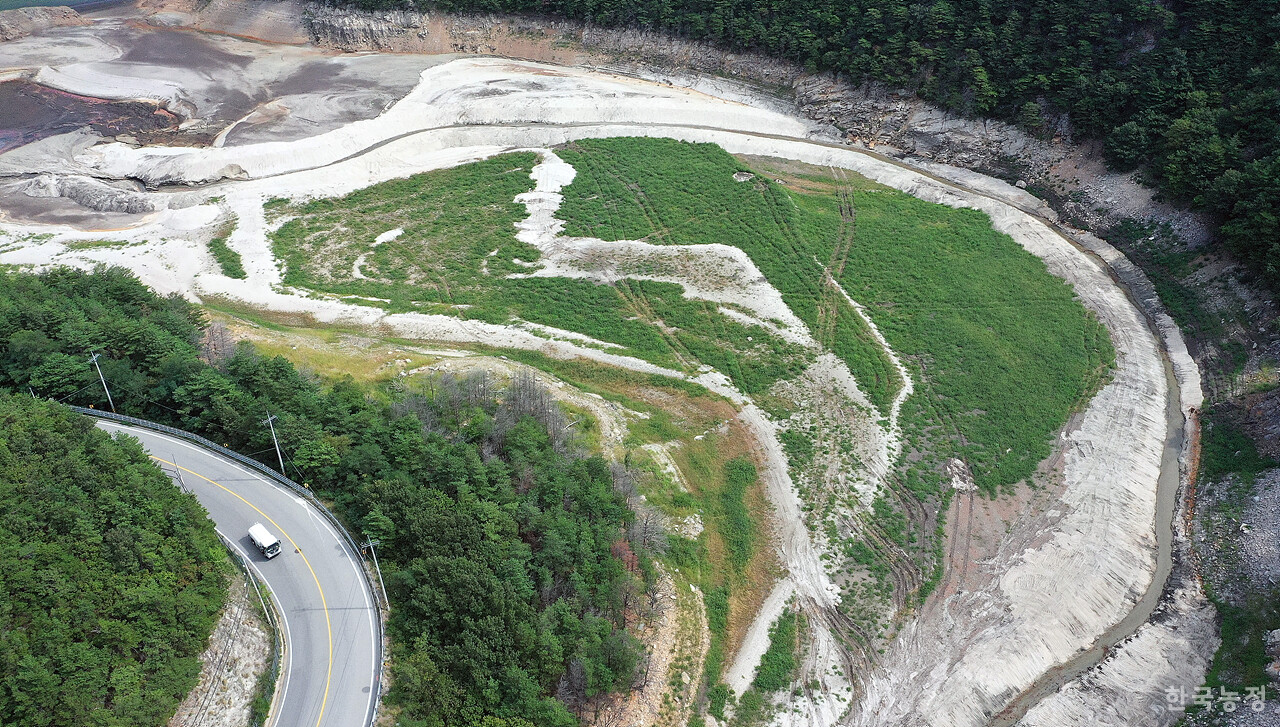 사상 최악의 가뭄으로 강원 강릉시에 재난사태가 선포된 가운데 지난 3일 강릉시의 주 수원지인 오봉저수지가 바닥을 드러낸 채 메말라 있다. 이날 오봉저수지 저수율은 13.9%였다.