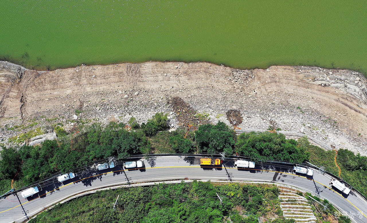 소방·군·민간에서 동원된 급수 차량들이 저수지로 물을 쏟아내고 있다.