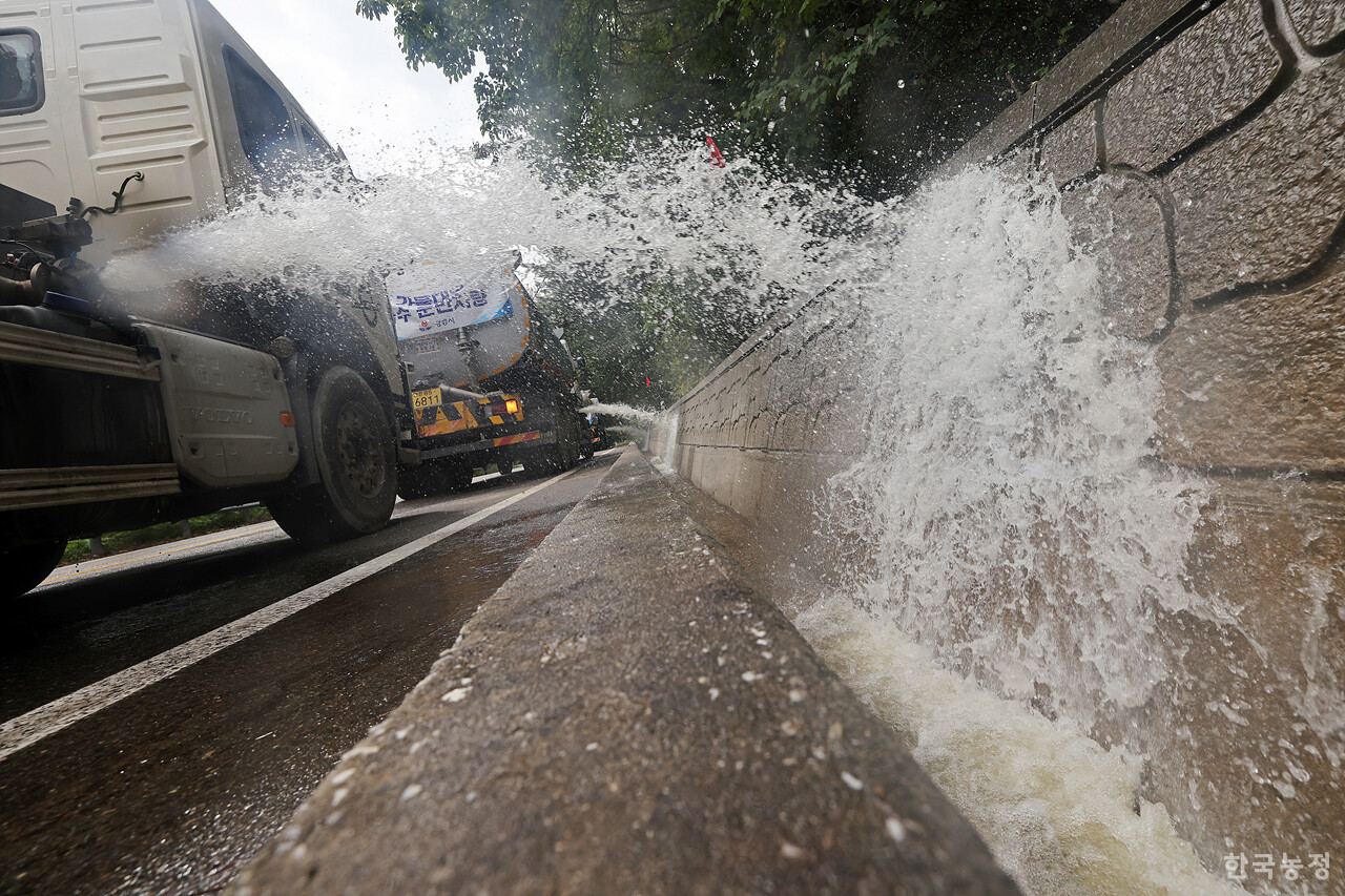 급수 차량들이 오봉저수지와 연결된 수로로 물을 쏟아내고 있다.