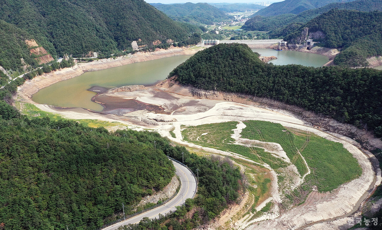 사상 최악의 가뭄으로 강원 강릉시에 재난사태가 선포된 가운데 지난 3일 강릉시의 주 수원지인 오봉저수지가 바닥을 드러낸 채 메말라 있다. 이날 오봉저수지 저수율은 13.9%였다.