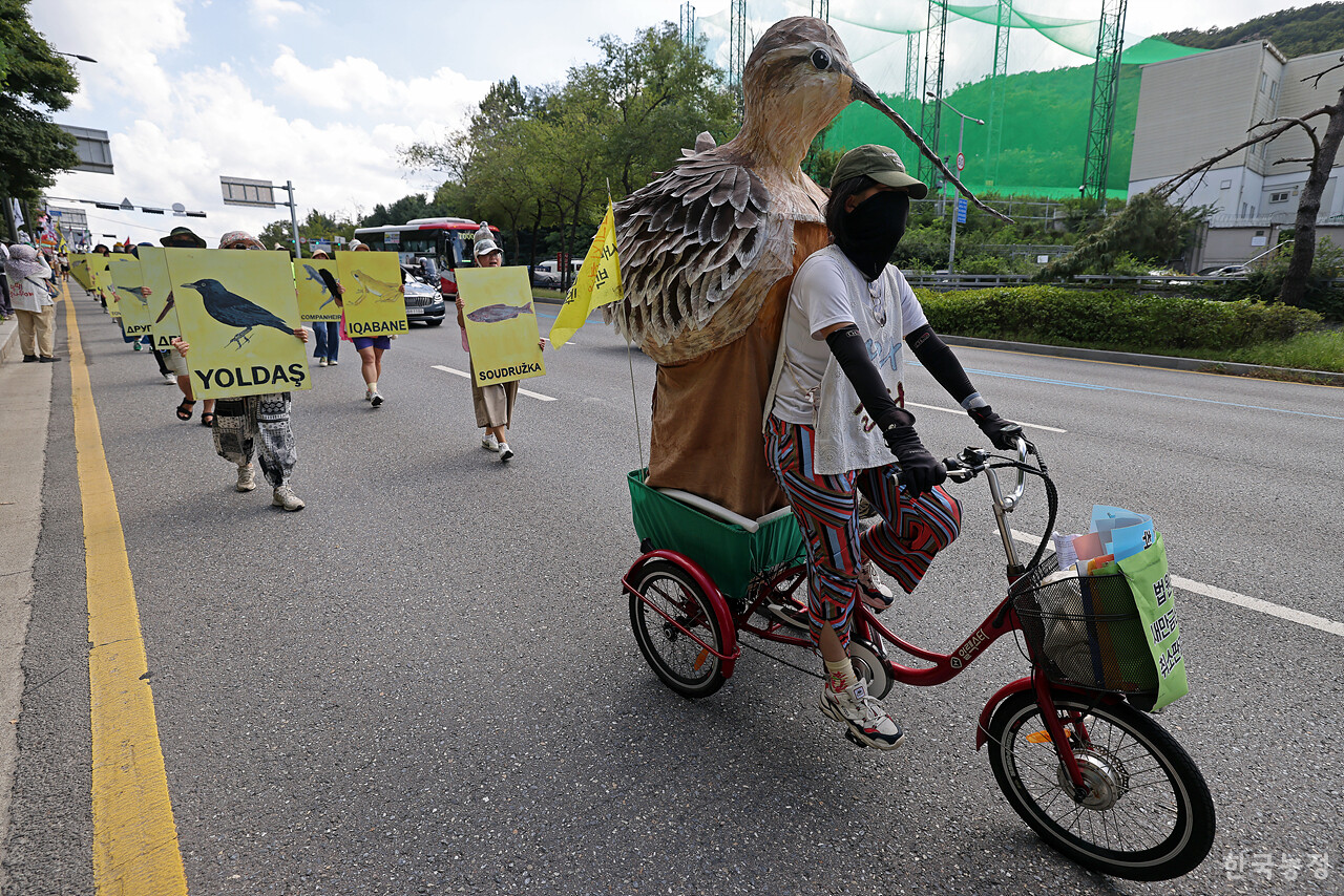 오는 11일 예정된 새만금신공항 취소소송에 대한 선고 재판을 앞두고 지난달 12일 전북에서 새만금신공항 취소 판결을 바라며 '새,사람행진'을 시작한 새만금신공항백지화공동행동 회원들이 행진 25일째인 5일 서울에 도착해 남태령고개를 지나고 있다. 
