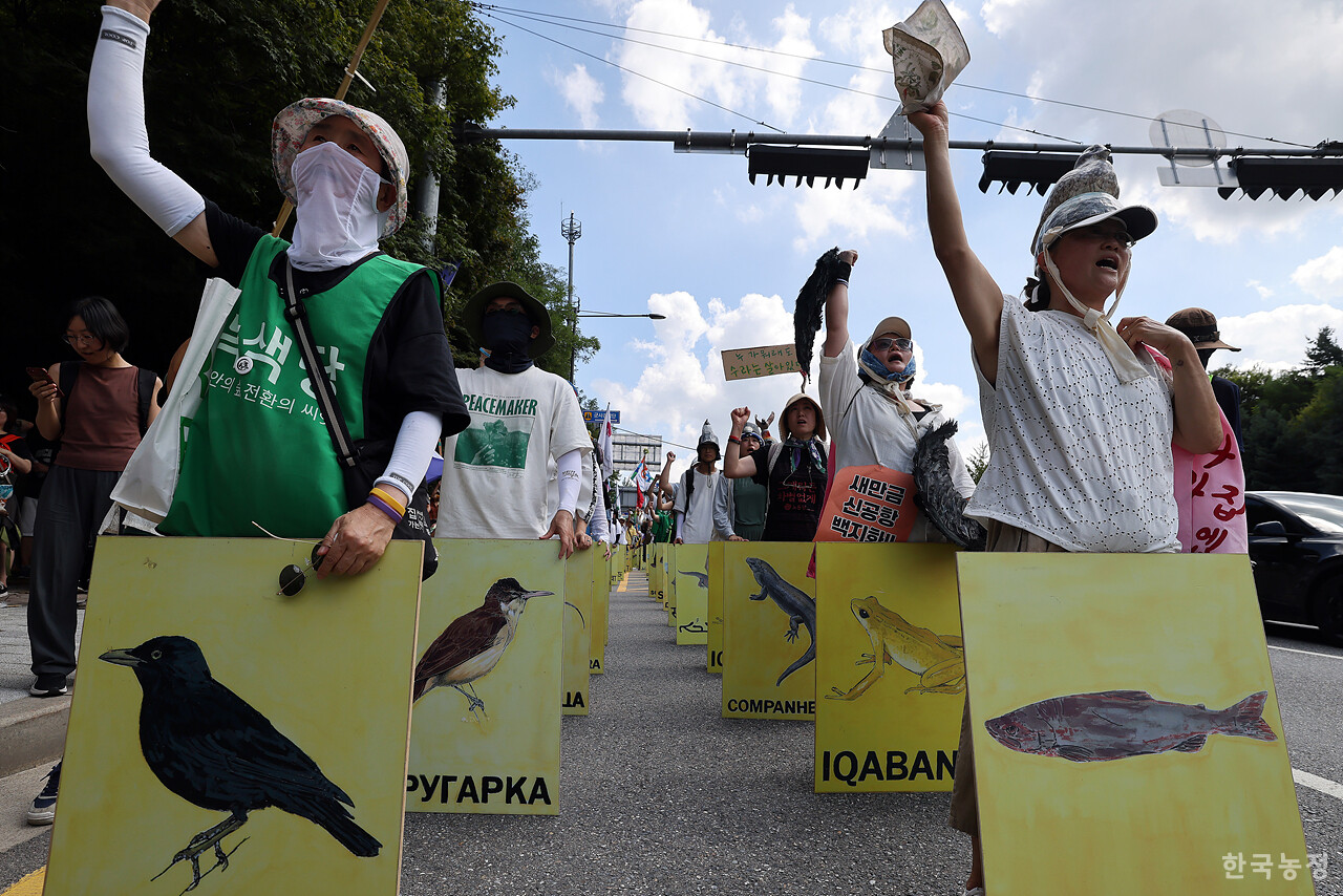 오는 11일 예정된 새만금신공항 취소소송에 대한 선고 재판을 앞두고 지난달 12일 전북에서 새만금신공항 취소 판결을 바라며 '새,사람행진'을 시작한 새만금신공항백지화공동행동 회원들이 행진 25일째인 5일 서울에 도착해 남태령고개를 지나고 있다. 