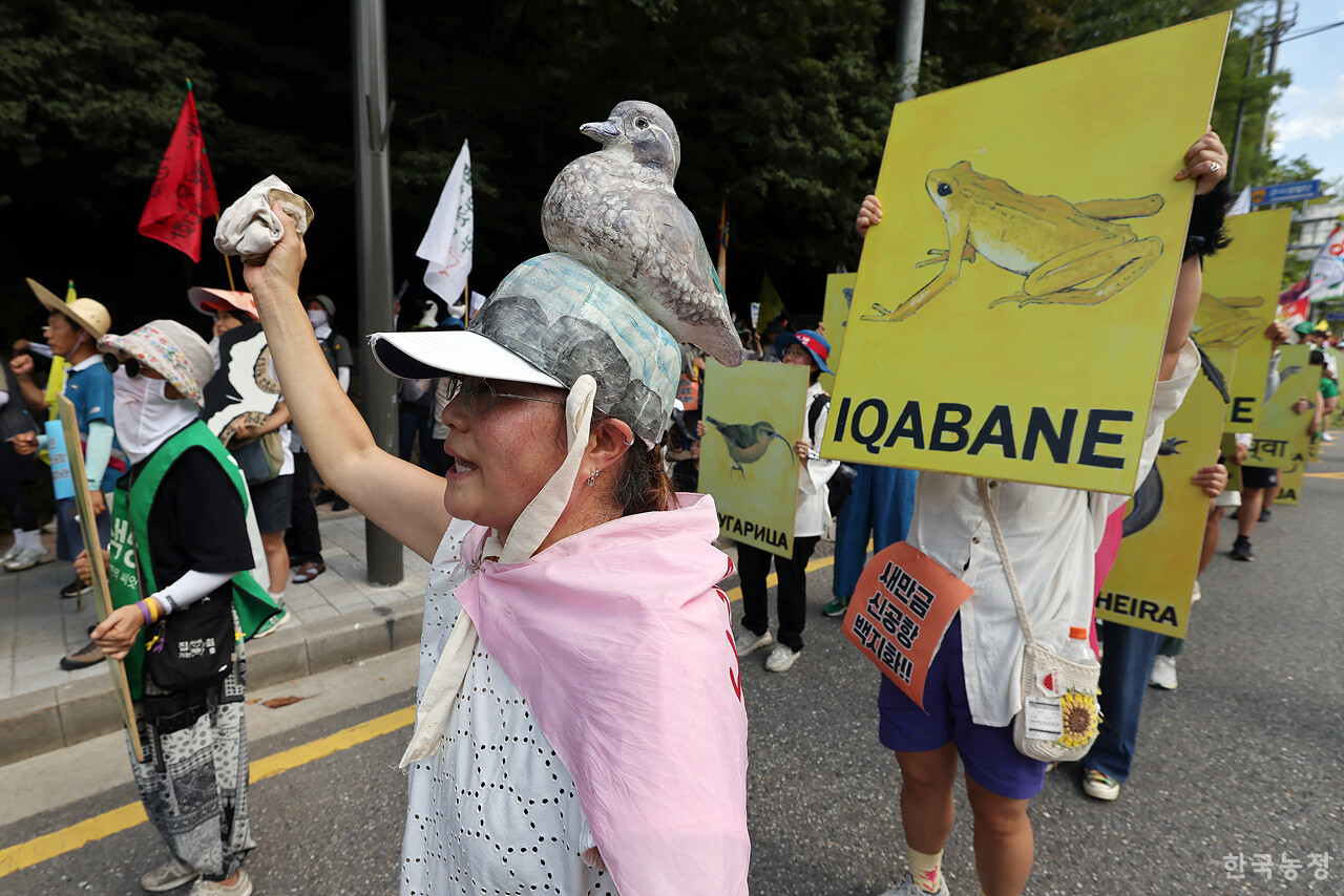 오는 11일 예정된 새만금신공항 취소소송에 대한 선고 재판을 앞두고 지난달 12일 전북에서 새만금신공항 취소 판결을 바라며 '새,사람행진'을 시작한 새만금신공항백지화공동행동 회원들이 행진 25일째인 5일 서울에 도착해 남태령고개를 지나고 있다. 