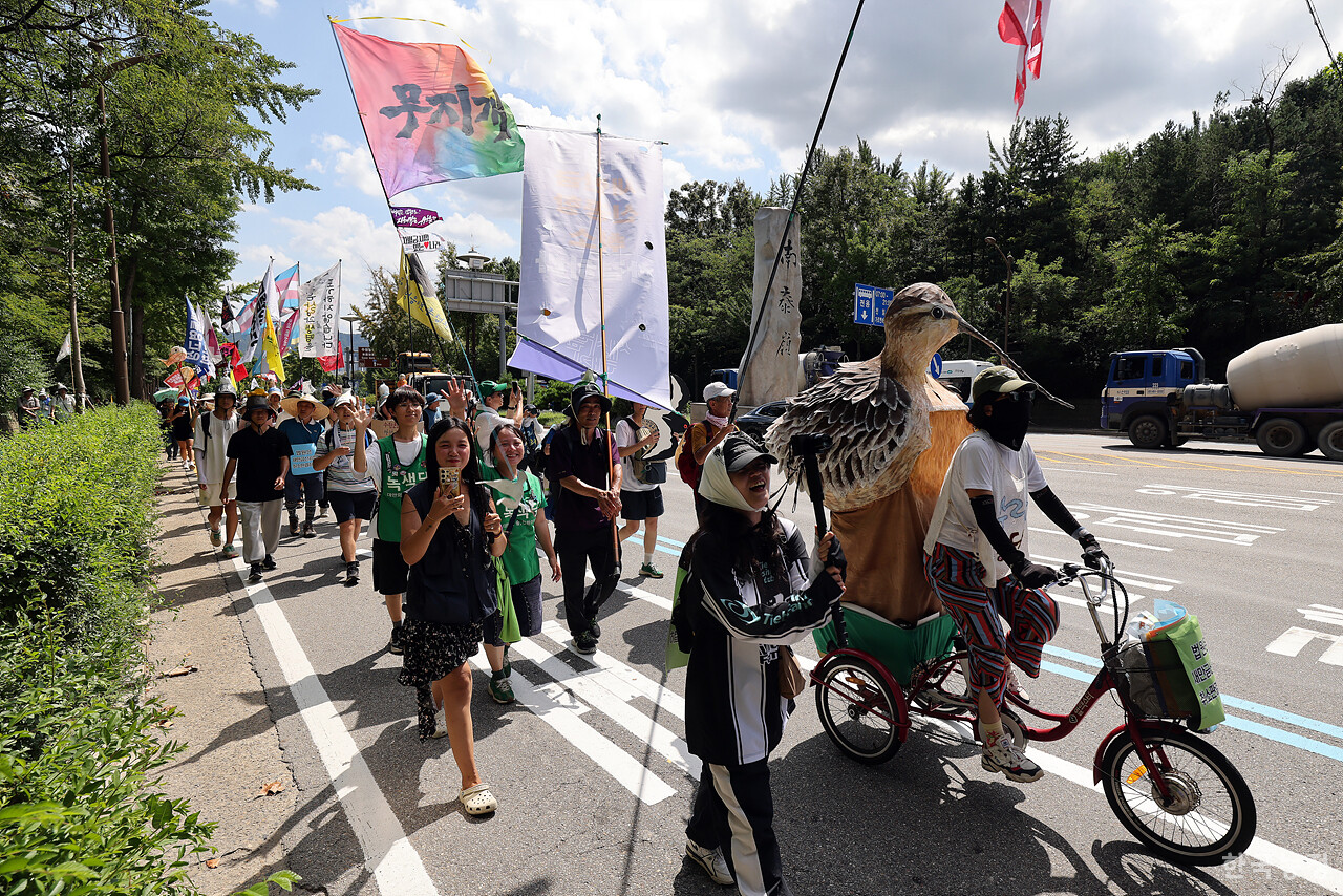 오는 11일 예정된 새만금신공항 취소소송에 대한 선고 재판을 앞두고 지난달 12일 전북에서 새만금신공항 취소 판결을 바라며 '새,사람행진'을 시작한 새만금신공항백지화공동행동 회원들이 행진 25일째인 5일 서울에 도착해 남태령고개를 지나고 있다. 