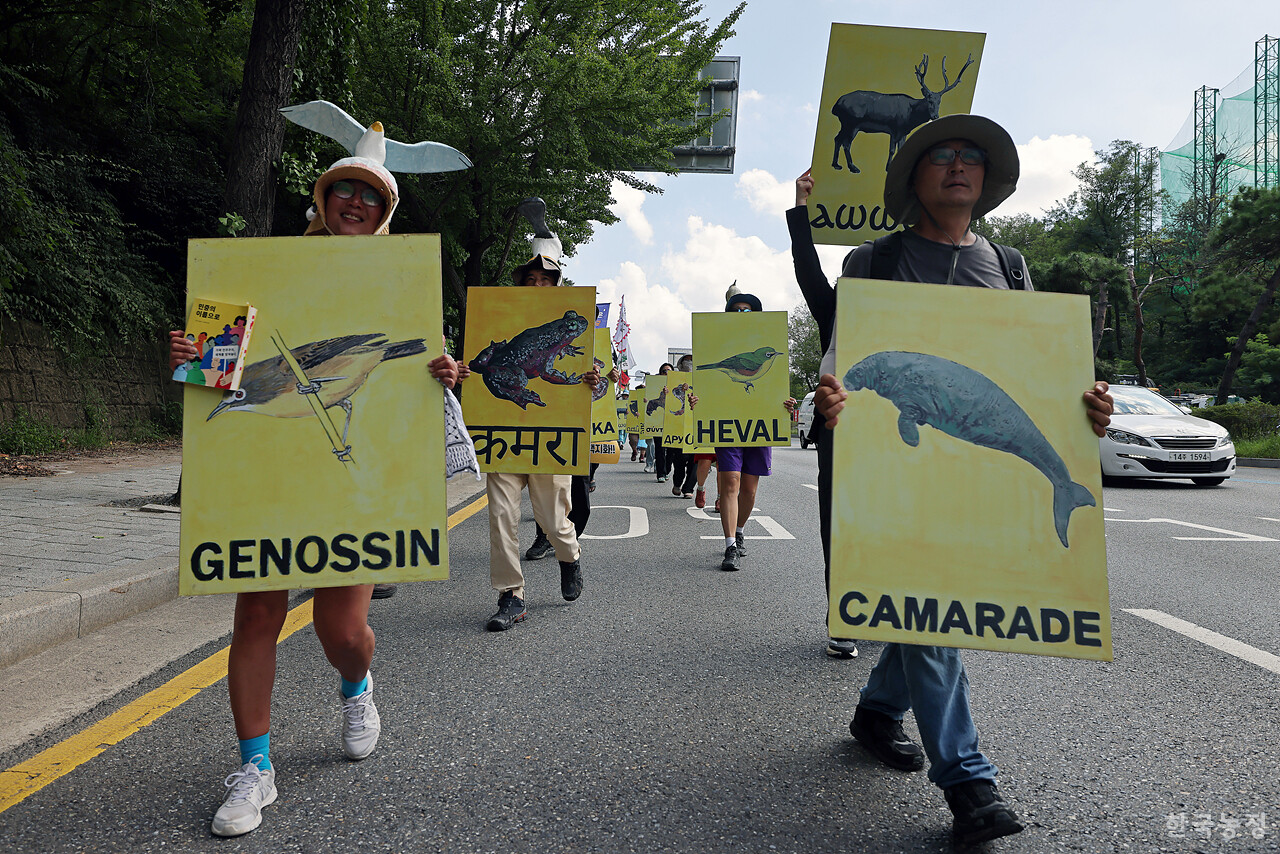 오는 11일 예정된 새만금신공항 취소소송에 대한 선고 재판을 앞두고 지난달 12일 전북에서 새만금신공항 취소 판결을 바라며 '새,사람행진'을 시작한 새만금신공항백지화공동행동 회원들이 행진 25일째인 5일 서울에 도착해 남태령고개를 지나고 있다. 
