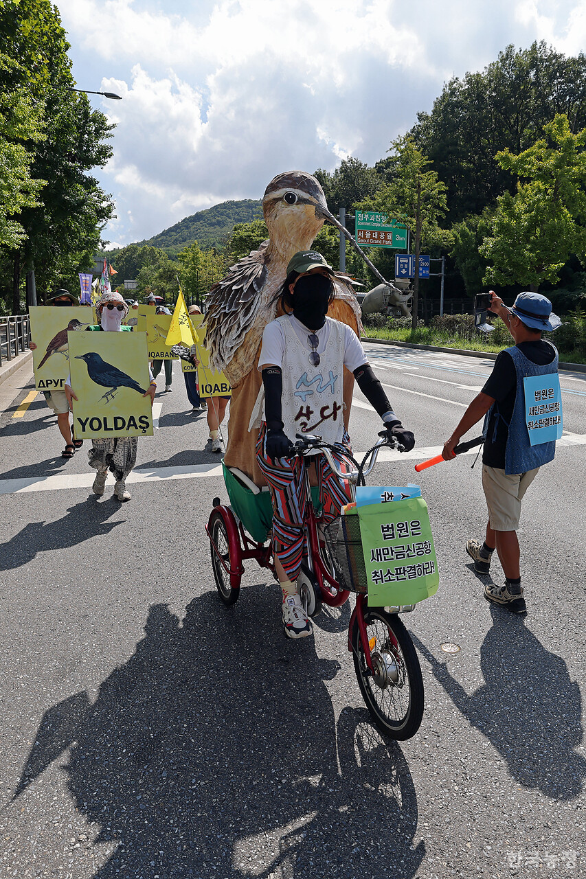 오는 11일 예정된 새만금신공항 취소소송에 대한 선고 재판을 앞두고 지난달 12일 전북에서 새만금신공항 취소 판결을 바라며 '새,사람행진'을 시작한 새만금신공항백지화공동행동 회원들이 행진 25일째인 5일 서울에 도착해 남태령고개를 지나고 있다. 