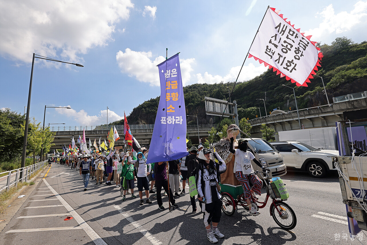 오는 11일 예정된 새만금신공항 취소소송에 대한 선고 재판을 앞두고 지난달 12일 전북에서 새만금신공항 취소 판결을 바라며 '새,사람행진'을 시작한 새만금신공항백지화공동행동 회원들이 행진 25일째인 5일 서울에 도착해 남태령고개를 지나고 있다. 
