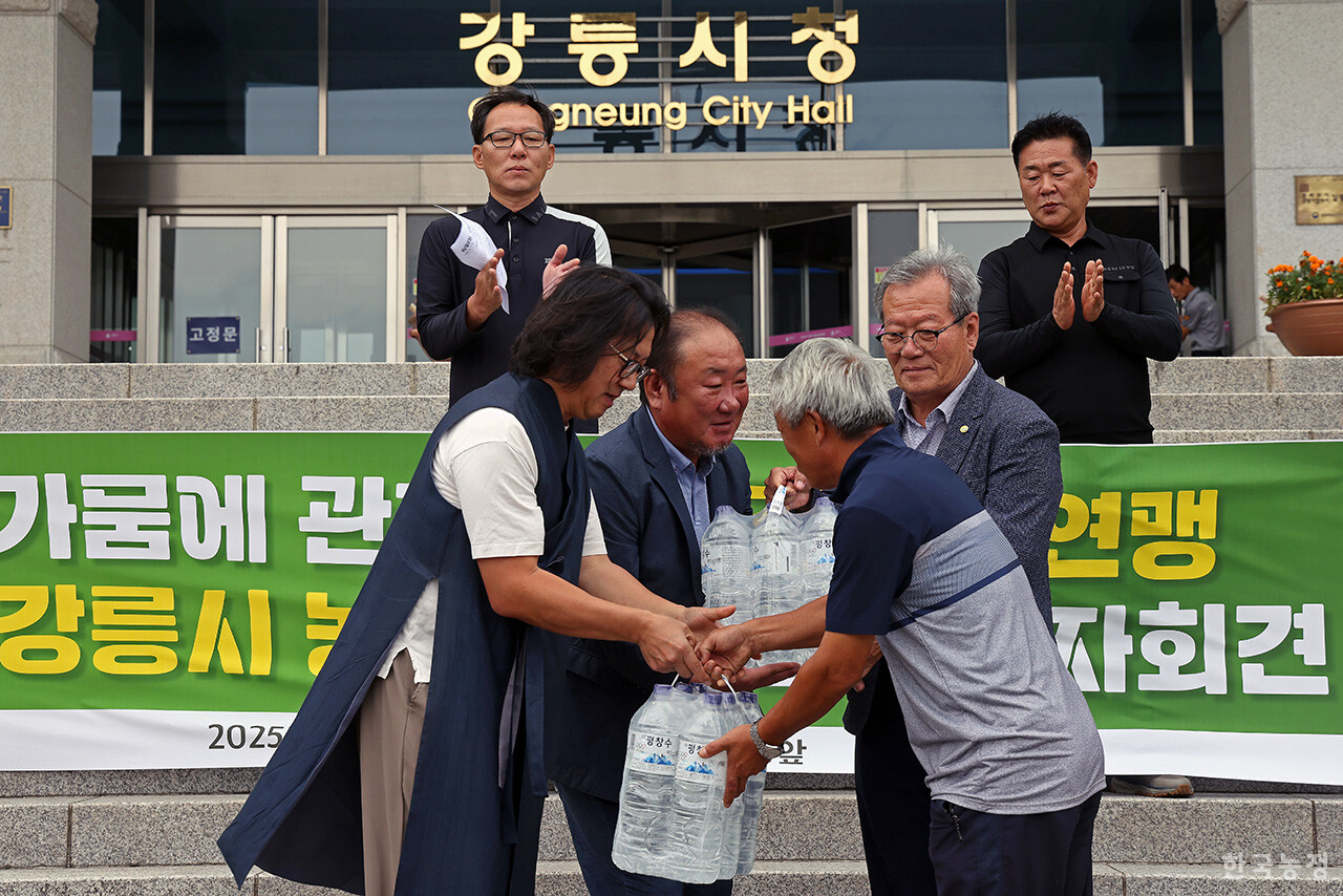 전국농민회총연맹 강원도연맹과 강릉시농민회(준)가 9일 오전 강원특별자치도 강릉시청 앞에서 긴급 기자회견을 열고 사상 최악의 가뭄에 직면한 농업 피해에 대해 특별 대책 마련 등을 촉구한 가운데 하원오 전농 의장과 오용석 전농 강원도연맹 의장이 두 파레트 분량의 생수를 전달하고 있다 . 한승호 기자