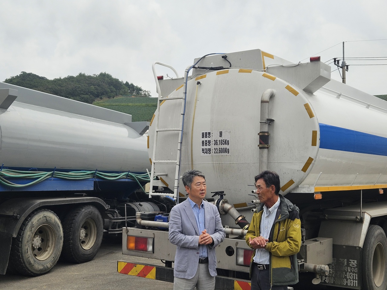 이상용 대아청과 대표(왼쪽)가 지난 9일 강원 강릉시 왕산면 대기리 조정래 이장과 만나 현지 실태를 살폈다. 대아청과는 지난 9일부터 12일까지 4일간 급수차 20대를 동원해 농업용수 약 2000톤을 공급한다. 대아청과 제공
