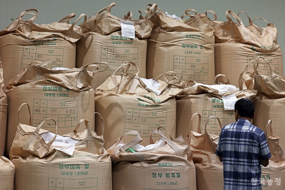 밀 자급률 제고를 위한 정부의 ‘제1차 밀 산업 육성 기본계획’에 대해 농민들은 첫 단추부터 잘못 끼워졌다고 한목소리로 지적했다. 거의 변함없는 밀 자급률이 이를 반증하고 있다고도 강조했다. 지난 8일 충남 논산의 한 정미소 저온창고에 올해 수확한 밀이 톤백에 담겨 쌓여 있다. 한승호 기자